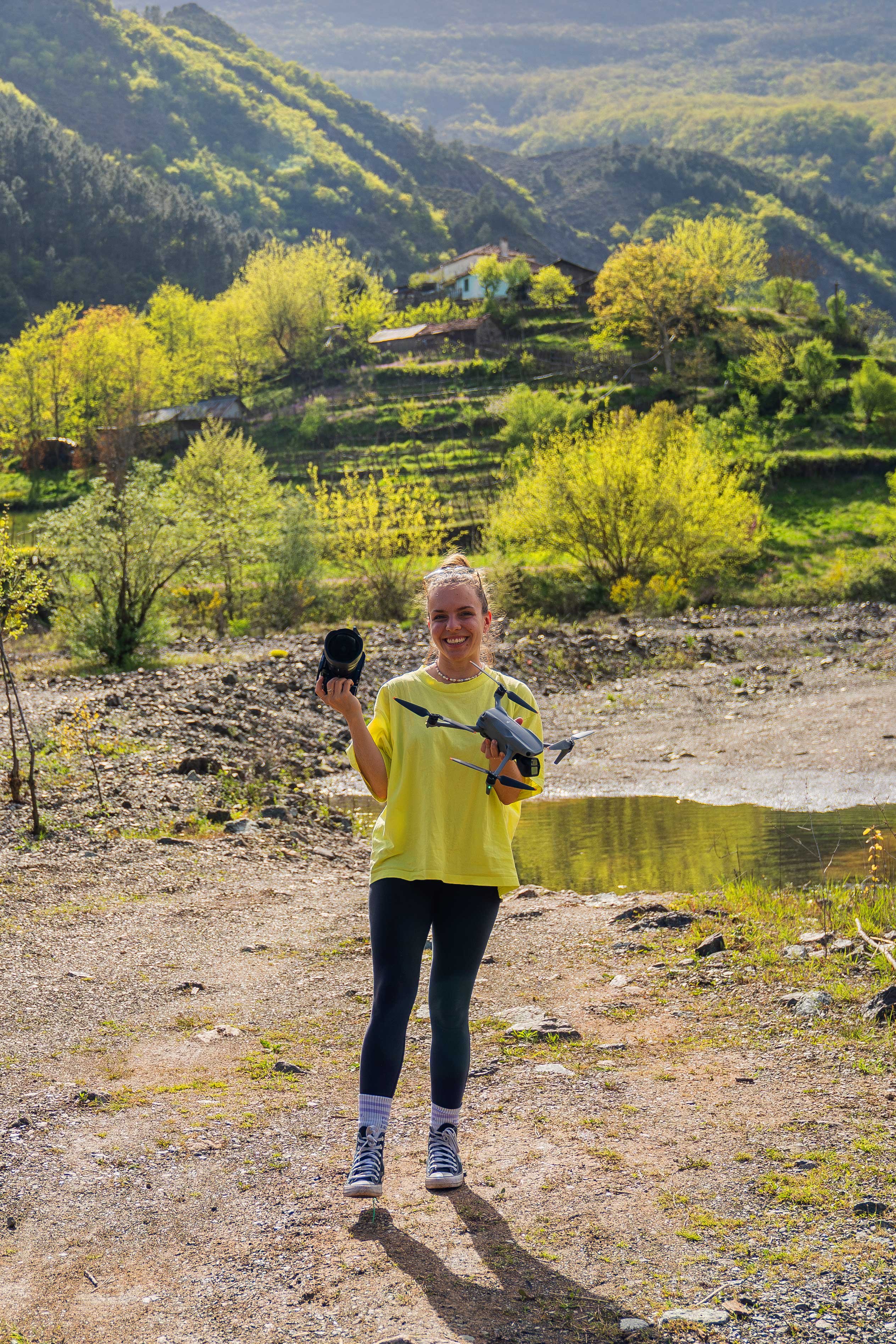 Nici Singer mit Equipment auf Reisen